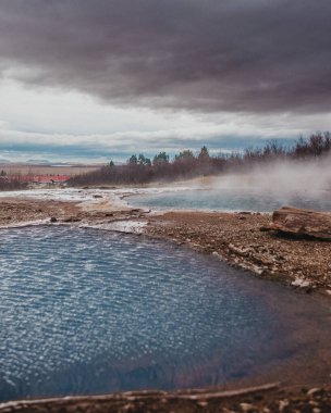 Güney İzlanda, Haukadalur Vadisi 'nde buharlı jeotermal havuzlar, doğal bir mucize.