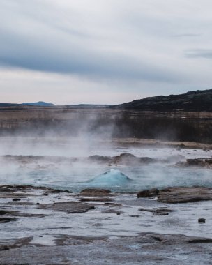 Buharlı Strokkur Geysir Güney İzlanda 'daki Haukadalur Vadisi' nde patlamaya hazırlanıyor.