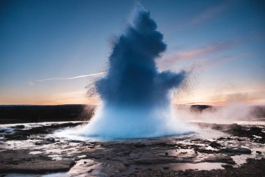 Güney İzlanda, Haukadalur Vadisi 'nde Strokkur Geysir patlaması