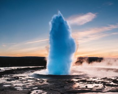 Güney İzlanda, Haukadalur Vadisi 'nde Strokkur Geysir patlaması