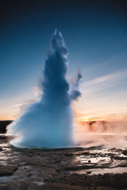 Güney İzlanda, Haukadalur Vadisi 'nde Strokkur Geysir patlaması