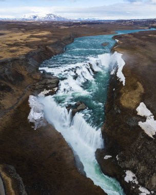 Gullfoss şelalesinin hava manzarası Güney İzlanda 'daki bir kanyondan geçiyor..