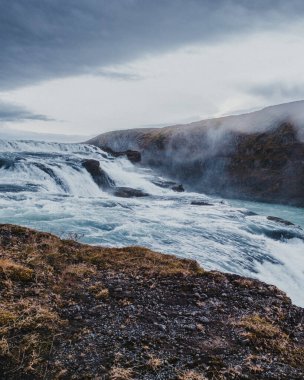 Güney İzlanda 'nın engebeli arazisindeki çağlayan Gullfoss şelalesinin yan görüntüsü