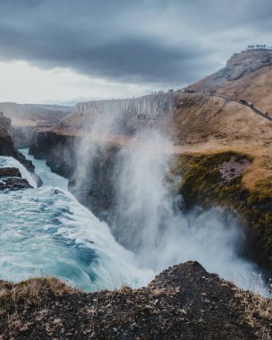 Gullfoss Şelalesi 'nin Güney İzlanda' daki derin bir kanyona düşüşü nefes kesici bir manzara..
