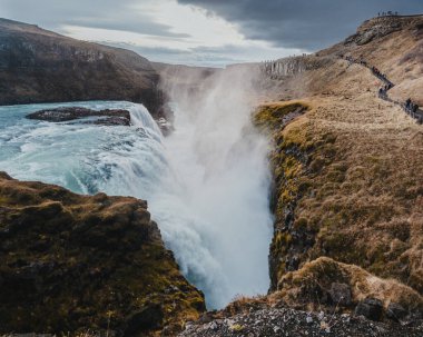 Gullfoss Şelalesi 'nin Güney İzlanda' daki derin bir kanyona düşüşü nefes kesici bir manzara..