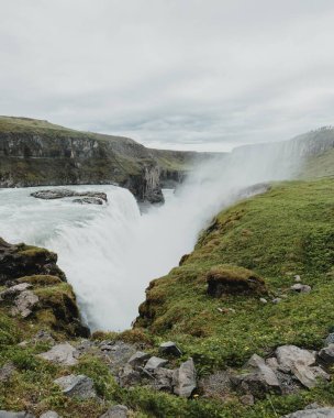Gullfoss şelalesinin görkemli manzarası Güney İzlanda 'da yemyeşil ile çevrili.