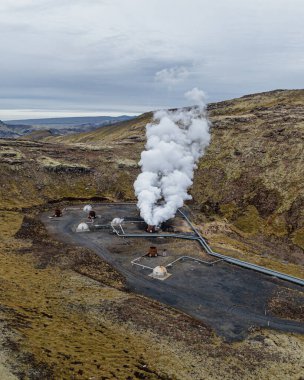 Hellisheidi, Güney İzlanda 'ya buhar yayan bir jeotermal santralin hava görüntüsü..