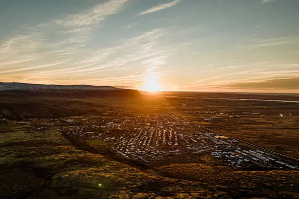 Güneş doğarken İzlanda 'nın altın manzaralarıyla çevrili Hveragerdi' nin hava manzarası.