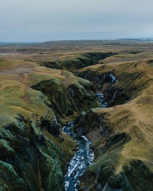 Kirkjubaejarklaustur, Güney İzlanda yakınlarındaki Stjornarfoss şelalesinin hava manzarası