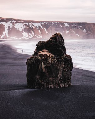 Reynisfjara 'daki Arnardrangur deniz yığını. Güney İzlanda' daki kara kum plajı..