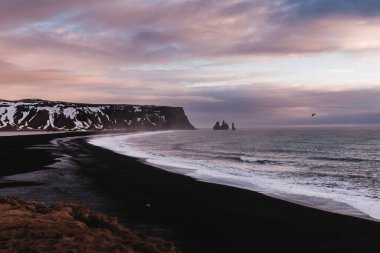 Reynisfjara kara kumsal Reynisdrangar deniz yığınları, Güney İzlanda