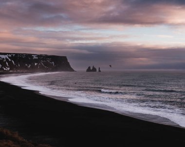 Reynisfjara kara kumsal Reynisdrangar deniz yığınları, Güney İzlanda
