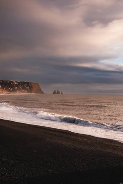 Reynisfjara kara kumsal Reynisdrangar deniz yığınları, Güney İzlanda
