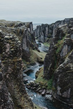 Muhteşem Fjadrargljufur kanyonu kıvrımlı bir nehir, Güney İzlanda manzarası.