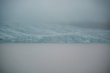 Güney İzlanda 'da sisli bir günde Fjallsarlon buzulu gölünün çarpıcı mavi buzu