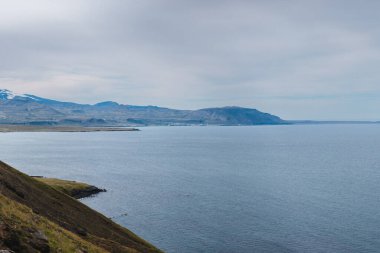 Berserkjahraun 'daki dağları yansıtan Hraunsfjardavatn Gölü manzarası, Snaefellsnes Yarımadası, Batı İzlanda