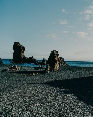Djupalonssandur sahilindeki kaya oluşumları Snaefellsnes, İzlanda 'da volkanik bir kara çakıl taşı sahili.