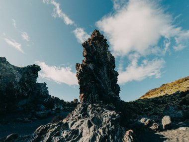 Djupalonssandur sahilindeki kaya oluşumları Snaefellsnes, İzlanda 'da volkanik bir kara çakıl taşı sahili.