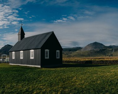 Budirkirkja, Budir, Snaefellsnes Peninsula, Batı İzlanda 'daki kara ahşap kilise engebeli dağlar ve açık manzaralarla çevrili..