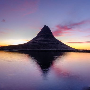 Gün batımında Kirkjufell Dağı 'nın dramatik manzarası, Snaefellsnes Yarımadası, Batı İzlanda