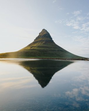 Kirkjufell Dağı sakin bir akşamda sakin suları yansıtıyor, Batı İzlanda