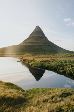 Kirkjufell Dağı sakin bir akşamda sakin suları yansıtıyor, Batı İzlanda.