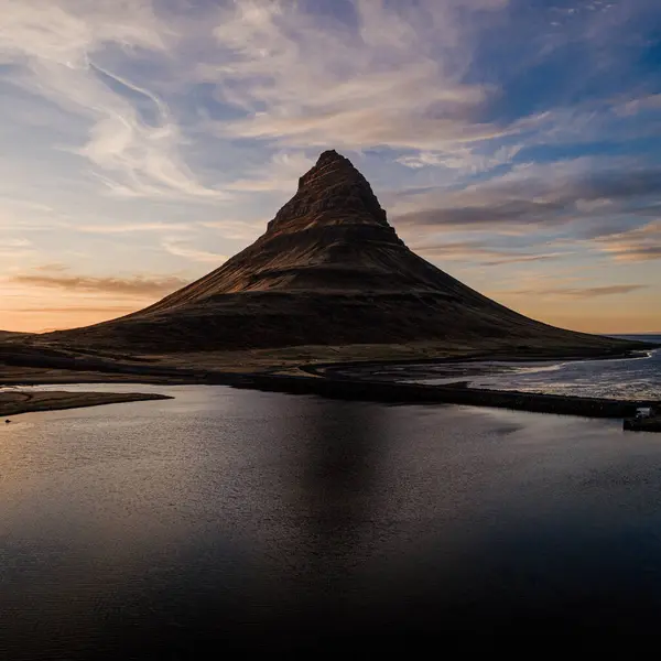 Kirkjufell Dağı, gün batımında sakin suları yansıtan Snaefellsnes Yarımadası, Batı İzlanda.