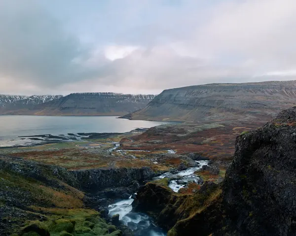 Dynjandi şelalesinin Westfjords, İzlanda 'daki kayalık kayalıkların üzerinden akışının yan görüntüsü