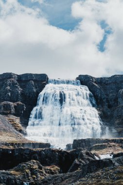 Dynjandi şelalesi, İzlanda 'nın batısındaki engebeli uçurumlardan dökülüyor.