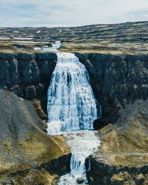 Dynjandi şelalesi, İzlanda 'nın batısındaki engebeli uçurumlardan dökülüyor.