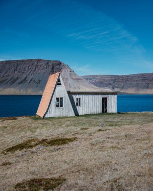 Westfijords, İzlanda 'daki Fossfjordur fiyortu yakınlarında terk edilmiş bir ahır.