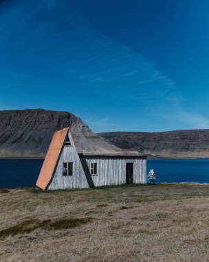 İzlanda 'nın Westfjords kentindeki Fossfjordur fiyortu tarafından terk edilmiş bir ahır.