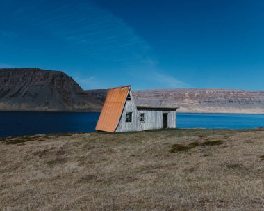Westfijords, İzlanda 'daki Fossfjordur fiyortu yakınlarında terk edilmiş bir ahır.