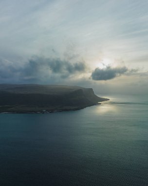 Patreksfjordur, İzlanda 'da gün batımında dramatik kıyı şeridi ve sakin deniz manzarası