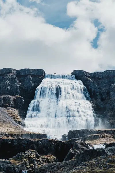 Dynjandi şelalesi, İzlanda 'nın batısındaki engebeli uçurumlardan dökülüyor.