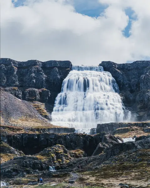 Dynjandi şelalesi, İzlanda 'nın batısındaki engebeli uçurumlardan dökülüyor.