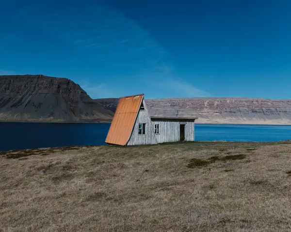 Westfijords, İzlanda 'daki Fossfjordur fiyortu yakınlarında terk edilmiş bir ahır.