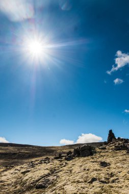 Meksika, Tulum 'daki Dia de Muertos şenlikleri sırasında renkli bir kafatası maskesi takan ve resmi pankartlar takan kişi, geleneksel ve çağdaş ifadelerin çarpıcı bir karışımını oluşturuyor..