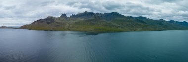 Stodvarfjordur fiyordunun panoramik manzarası ve engebeli dağlar, Doğu İzlanda