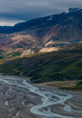 Örgülü buzul nehirleri Hvannagil, Doğu İzlanda yakınlarındaki Jokulsasandur 'dan akıyor.