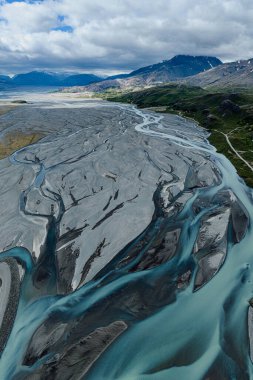 Örgülü buzul nehirleri Hvannagil, İzlanda yakınlarındaki Jokulsasandur 'dan esiyor.