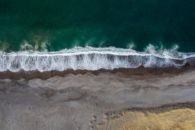 Borgafjordur Eystri, İzlanda sahillerindeki kıyı dalgalarının hava görüntüsü