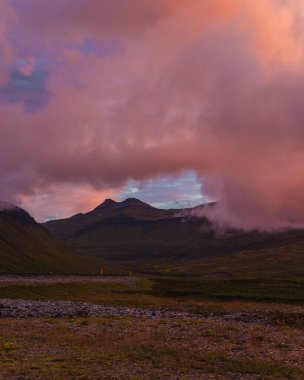 Brunnadalir vadisinde renkli günbatımı bulutları Borgafjordur Eystri, İzlanda