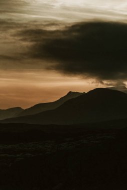 Breidafjordur, Doğu İzlanda 'da gün batımında dağların dramatik silueti