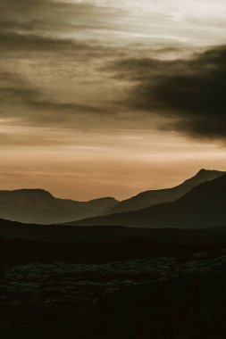 Breidafjordur, Doğu İzlanda 'da gün batımında dağların dramatik silueti