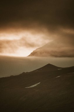Breidafjordur, Doğu İzlanda 'da gün batımında dağların dramatik silueti