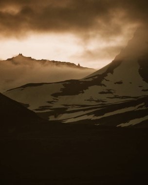Breidafjordur, Doğu İzlanda 'da gün batımında dağların dramatik silueti
