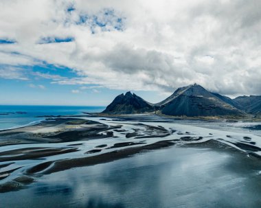 Brunnhorn Dağı 'nın havadan görünüşü ve Doğu İzlanda' daki buzullu nehirler.