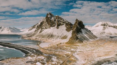 Karla kaplı Eystrahorn dağı ve Doğu İzlanda kıyı şeridi