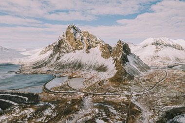 Karla kaplı Eystrahorn dağı ve Doğu İzlanda kıyı şeridi